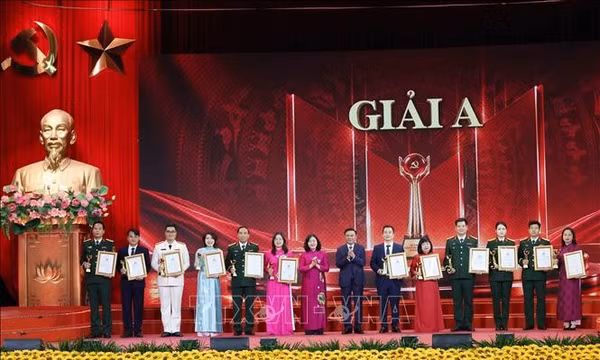 Thường trực Ban Bí thư dự Lễ Trao giải Cuộc thi chính luận về bảo vệ nền tảng tư tưởng của Đảng lần thứ Sáu
