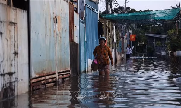 Triều cường lên cao, khu dân cư Rạch Cùng ngập sâu trong nước