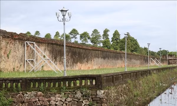 Bảo đảm an toàn cho hệ thống tường Hoàng thành Huế trong mùa mưa bão