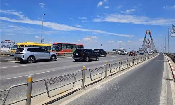 Ùn tắc trên cầu Nhật Tân giảm sau khi tạm tháo biển khoảng cách
