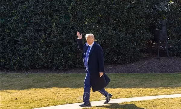 Chuyên cơ của Tổng thống Trump bất ngờ bay tầm thấp trên sân vận động bóng chày ở Marryland