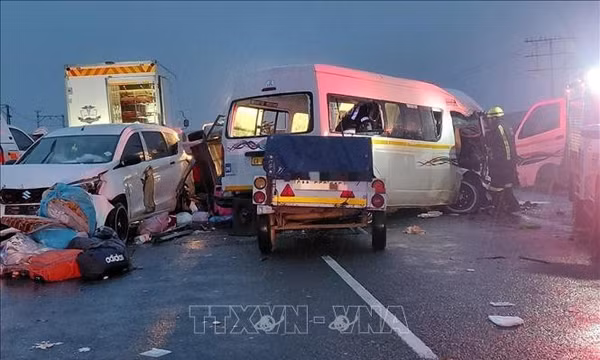 Va chạm giữa 3 xe ô tô, hơn 20 người thiệt mạng tại Nam Phi