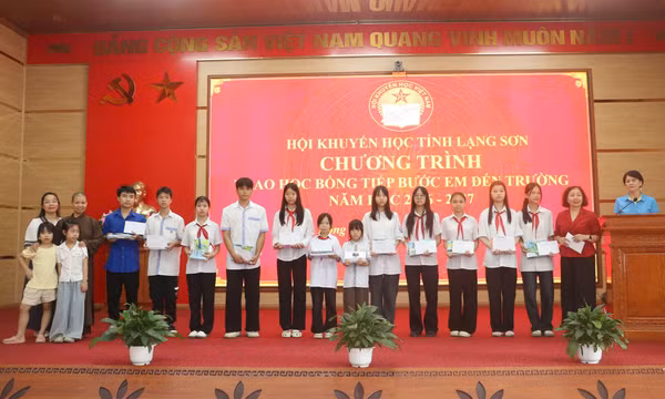 Tiếp sức học sinh vùng biên vươn lên bằng tri thức
