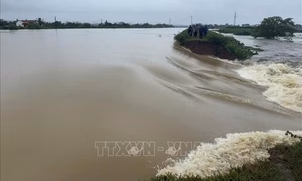 Mưa lớn khiến bờ kênh T2 qua xã Tống Sơn bị vỡ