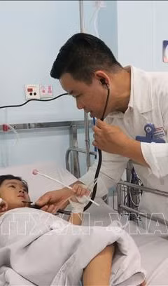 Bệnh tay chân miệng vào mùa, xuất hiện nhiều ca nặng phải thở máy