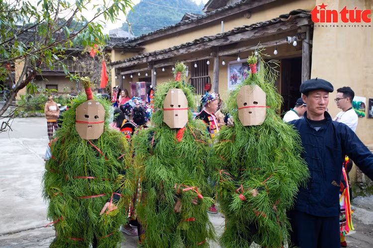 Độc đáo lễ cúng tổ tiên của người Lô Lô đen xã Lũng Cú