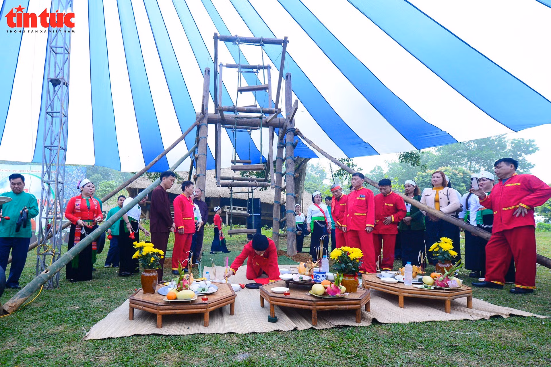 Lần đầu công chúng Thủ đô được trải nghiệm hội Ví đu của người Mường Phú Thọ