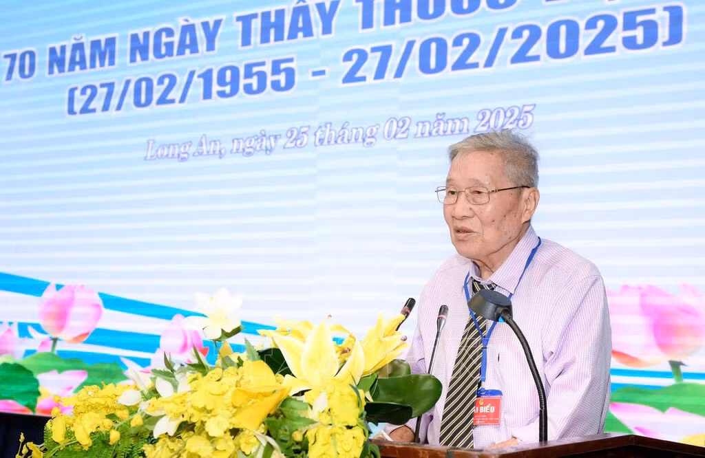 Trung tá - Thầy thuốc nhân dân Trần Tấn Tài đi qua hai cuộc kháng chiến chống thực dân Pháp và đế quốc Mỹ của dân tộc. Ảnh: Đức Hạnh/TTXVN