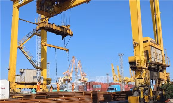 Vận tải thủy cần đúng 'dòng chảy' để kinh tế biển bứt tốc