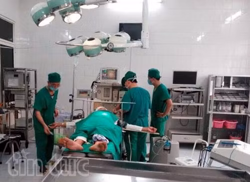 Chiếc panh quên 18 năm trong người bệnh nhân đã được lấy ra, bị han gỉ ảnh 1