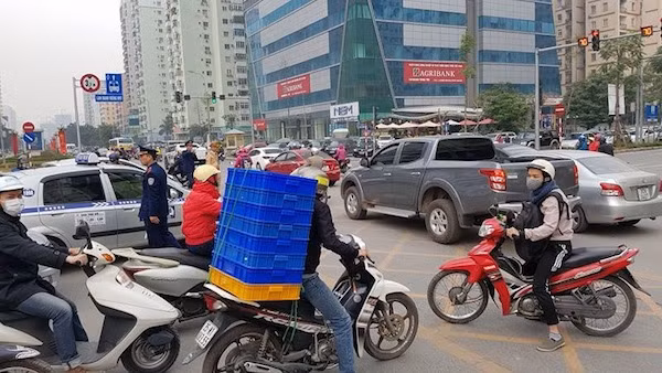 Hà Nội: Xe buýt nhanh chật vật di chuyển trong ngày đầu hoạt động ảnh 4