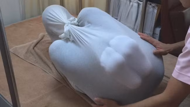 'Gói người': Phương pháp trị liệu kỳ lạ gây sốt ở Nhật Bản ảnh 4