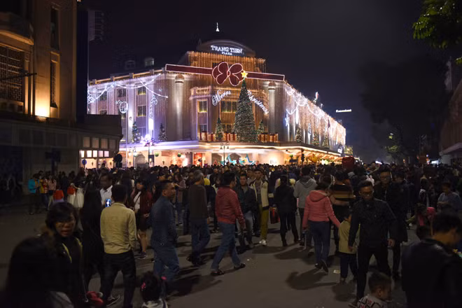 Người dân Thủ đô đổ ra đường đón năm mới ảnh 7