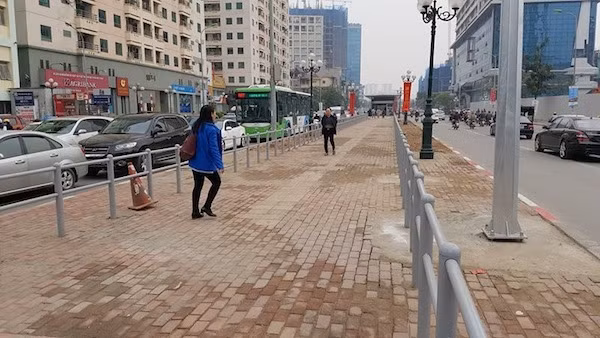 Hà Nội: Xe buýt nhanh chật vật di chuyển trong ngày đầu hoạt động ảnh 6