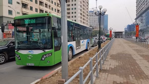 Hà Nội: Xe buýt nhanh chật vật di chuyển trong ngày đầu hoạt động ảnh 5