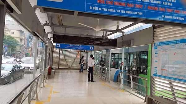 Hà Nội: Xe buýt nhanh chật vật di chuyển trong ngày đầu hoạt động ảnh 8