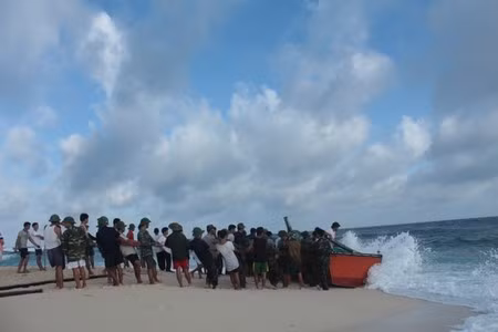 “Đặc nhiệm” An Bang (Trường Sa) vật lộn với sóng biển ảnh 4