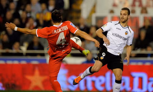 Sevilla gục ngã trước Valencia, Cordoba đánh bại 10 người Espanyol ảnh 1