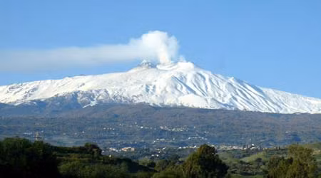 Núi lửa Etna lại phun tro bụi ảnh 1