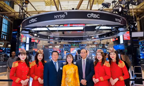 Nữ tỷ phú Nguyễn Thị Phương Thảo tham dự lễ rung chuông NYSE 