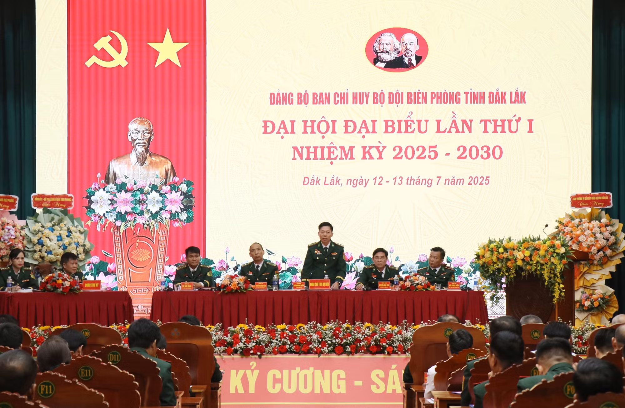 Đoàn Chủ tịch điều hành đại hội.