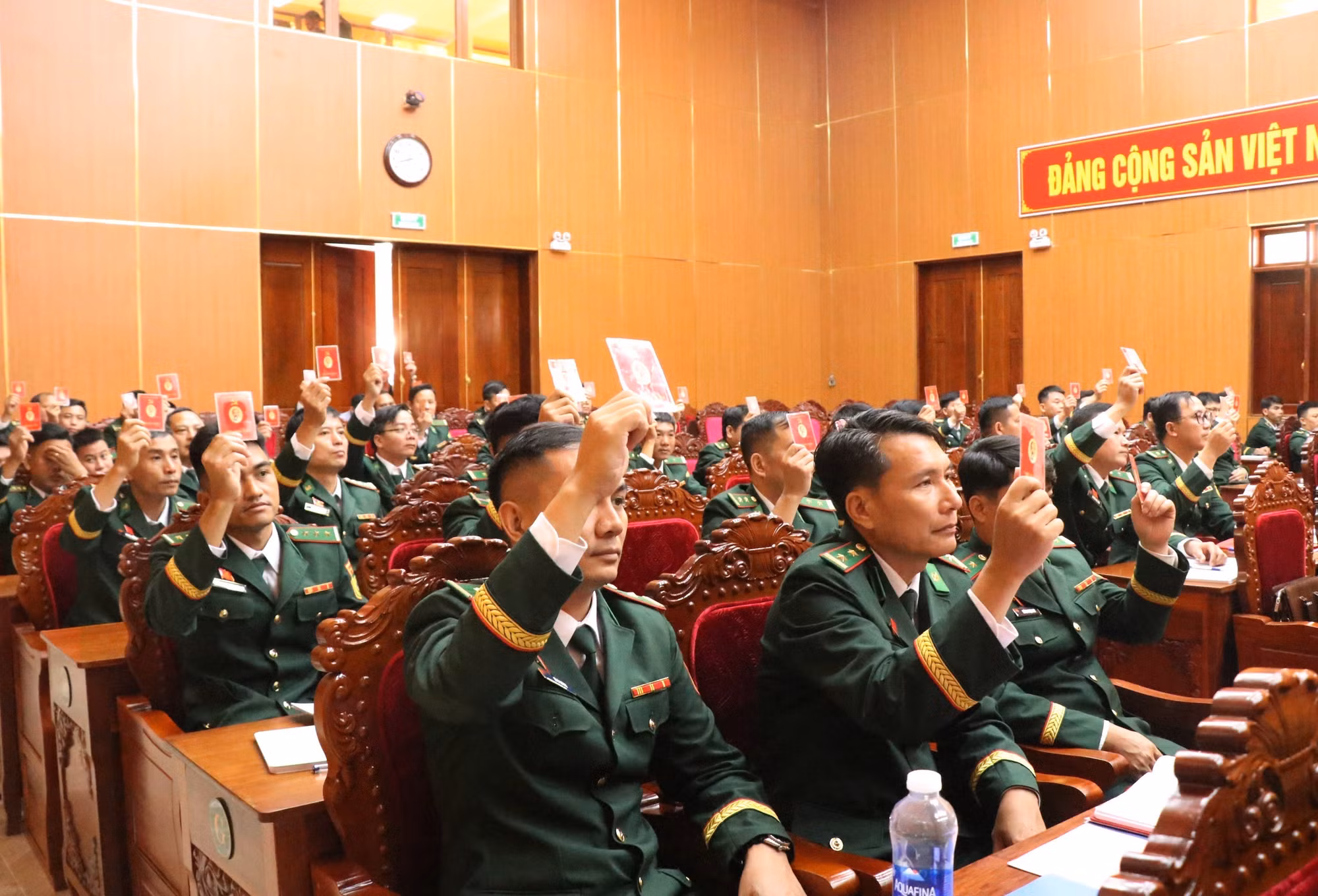 Đại biểu biểu quyết thông qua các nội dung trong chương trình đại hội.
