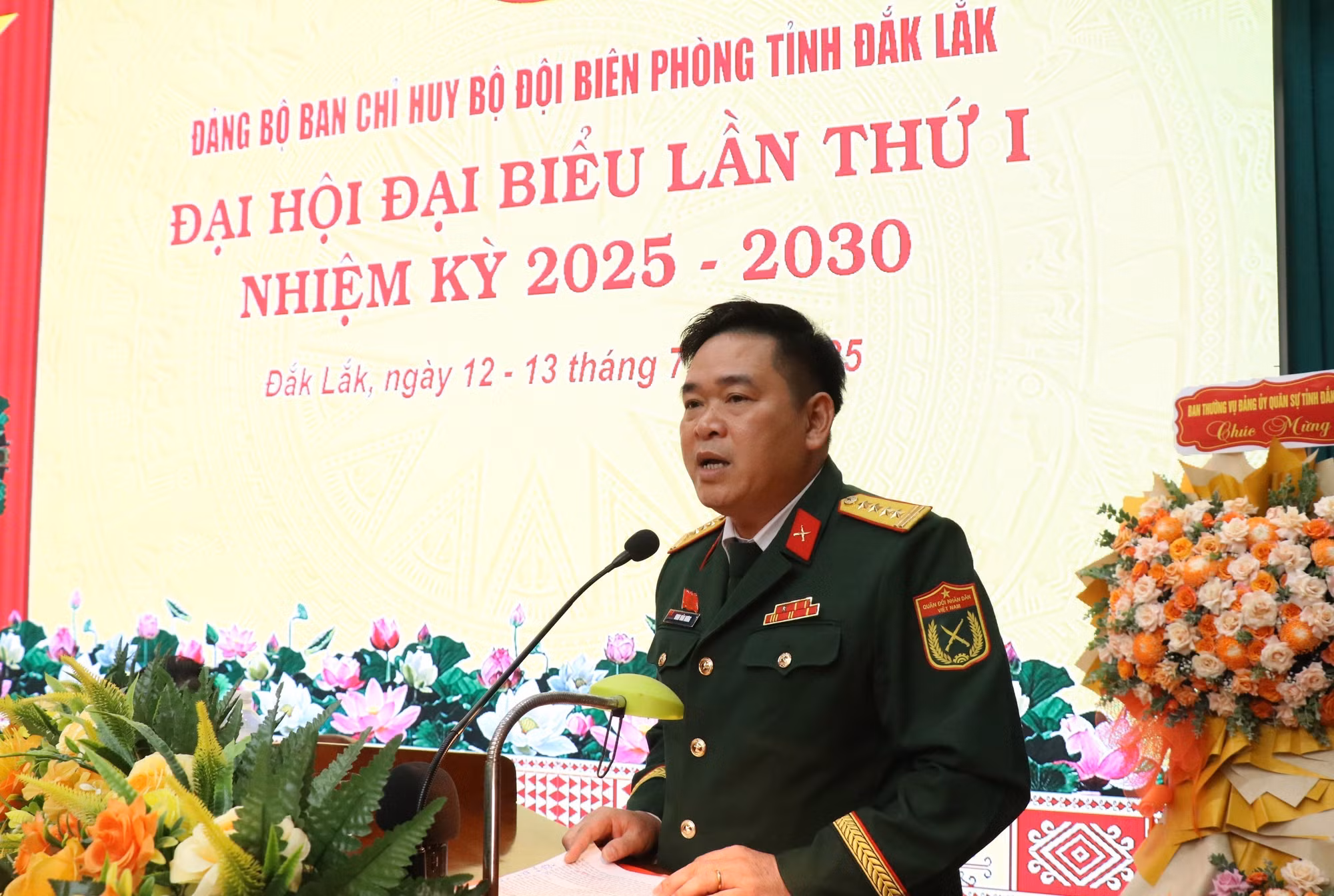 Đại tá Đinh Văn Hưng, Phó bí thư Thường trực Đảng ủy, Chính ủy Bộ Chỉ huy Quân sự tỉnh Đắk Lắk phát biểu chỉ đạo đại hội.