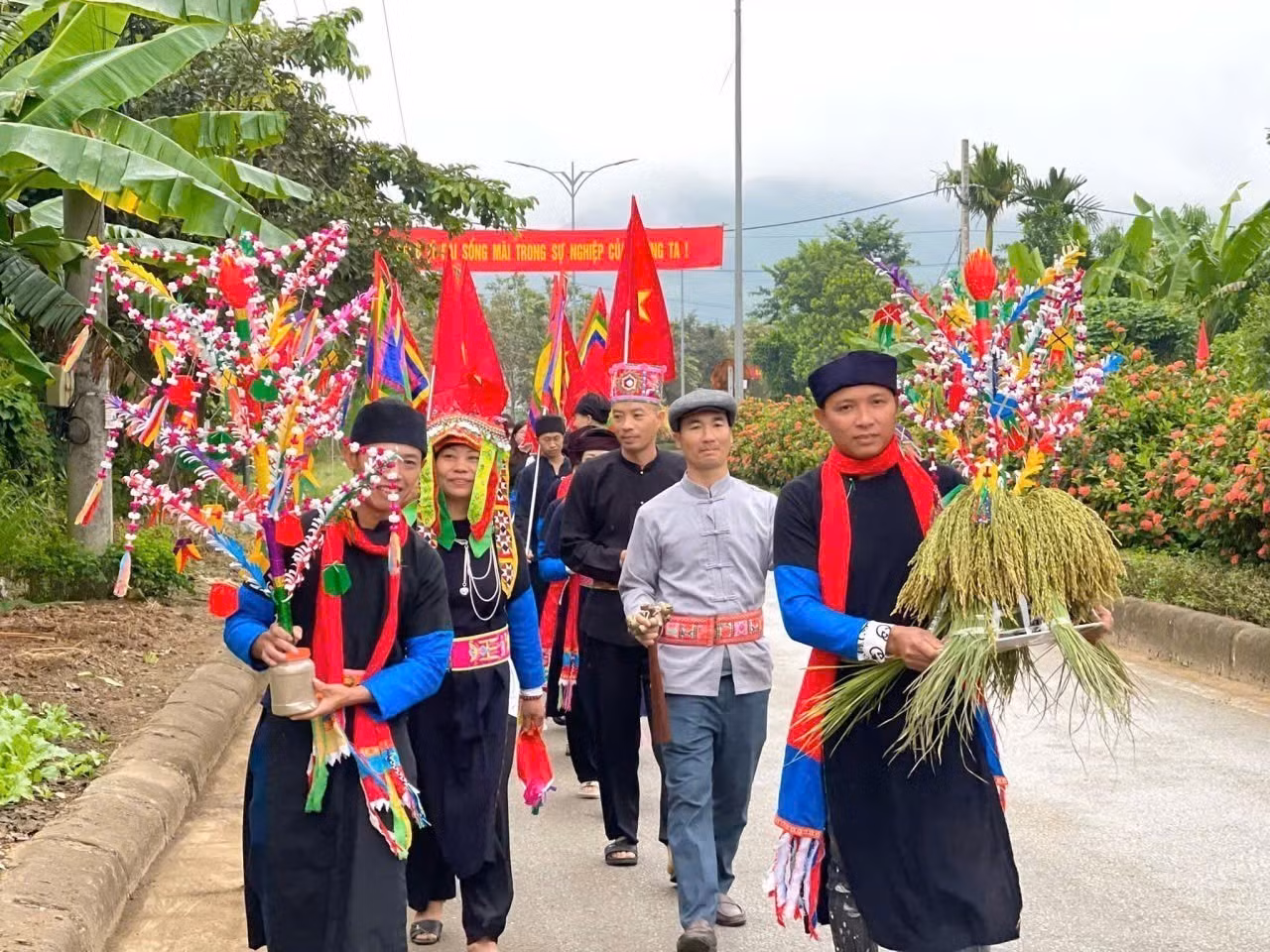 Một trong những lễ vật dâng cúng không thể thiếu là những bông lúa mới. Ảnh: TTXVN phát