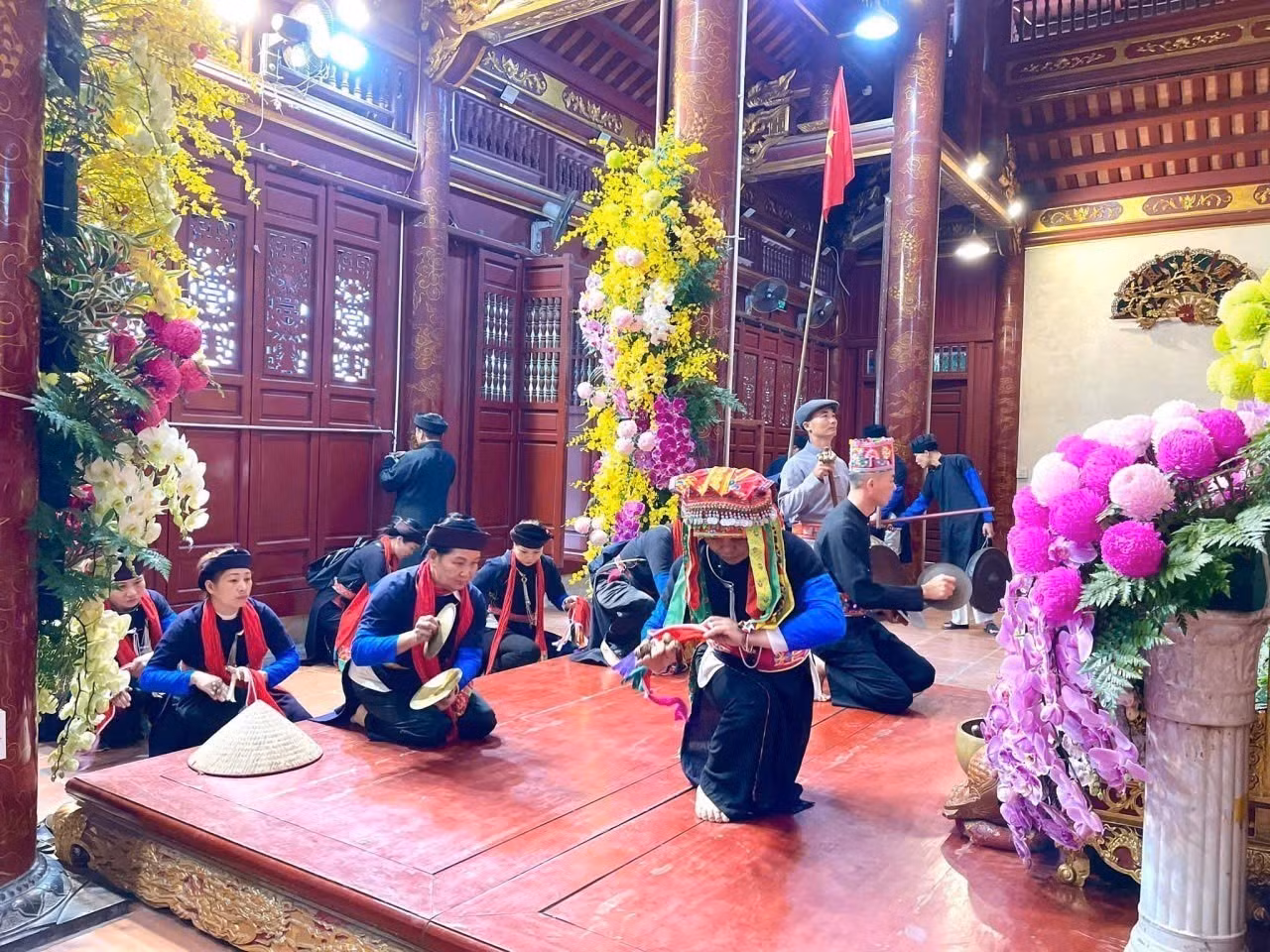 Lễ Cơm mới Đền Đông Cuông. Ảnh: TTXVN phát