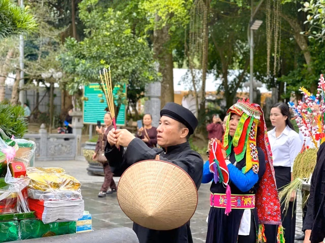 Thầy Mo dâng hương tại Đền Đông Cuông để xin phép các vị thần linh tổ chức lễ hội. Ảnh: TTXVN phát