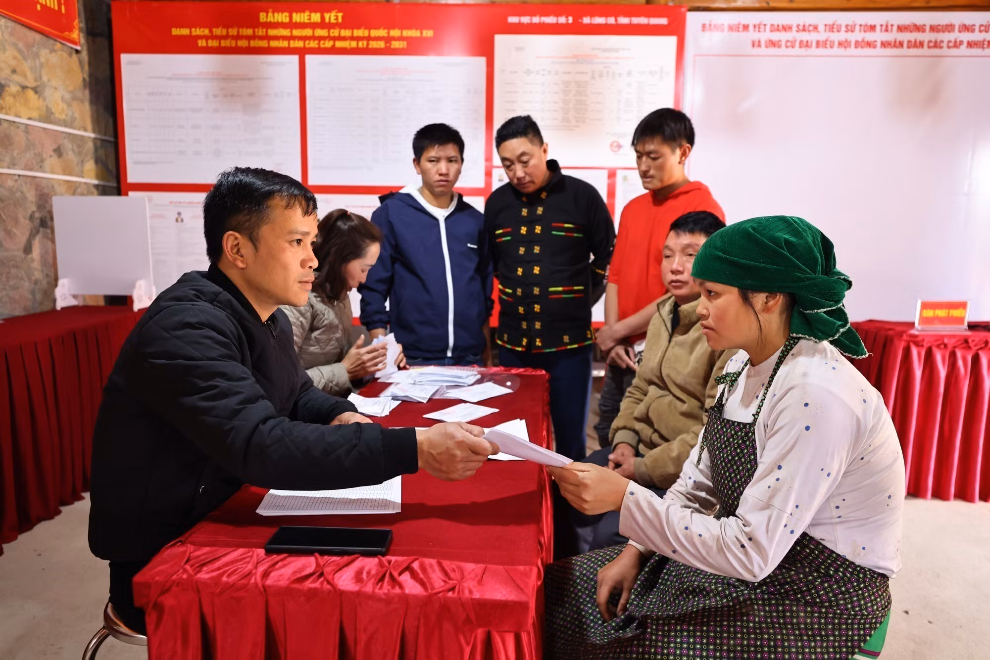 dong-bao-cuc-bac-to-quoc-bau-cu-7.jpg
