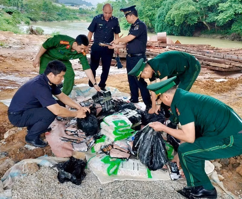 Thu giữ lô thực phẩm nhập lậu qua đường biên giới