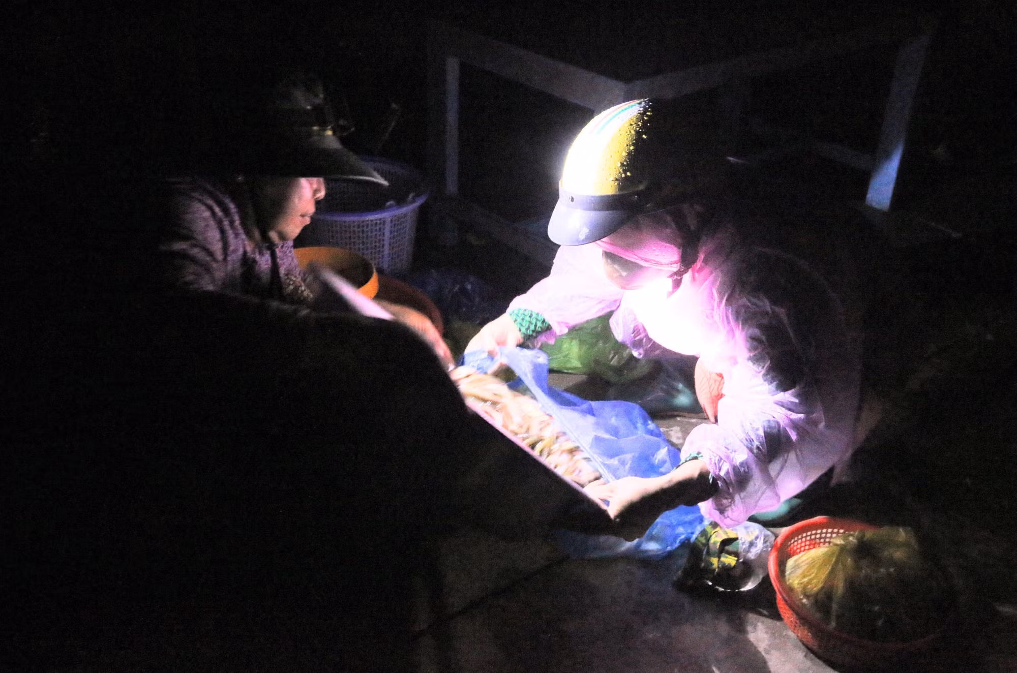Người dân đầu nguồn biên giới nữa đêm ra đồng lũ dỡ dớn, bắt cá đem cá ra "chợ ma" Tha La bán bán.