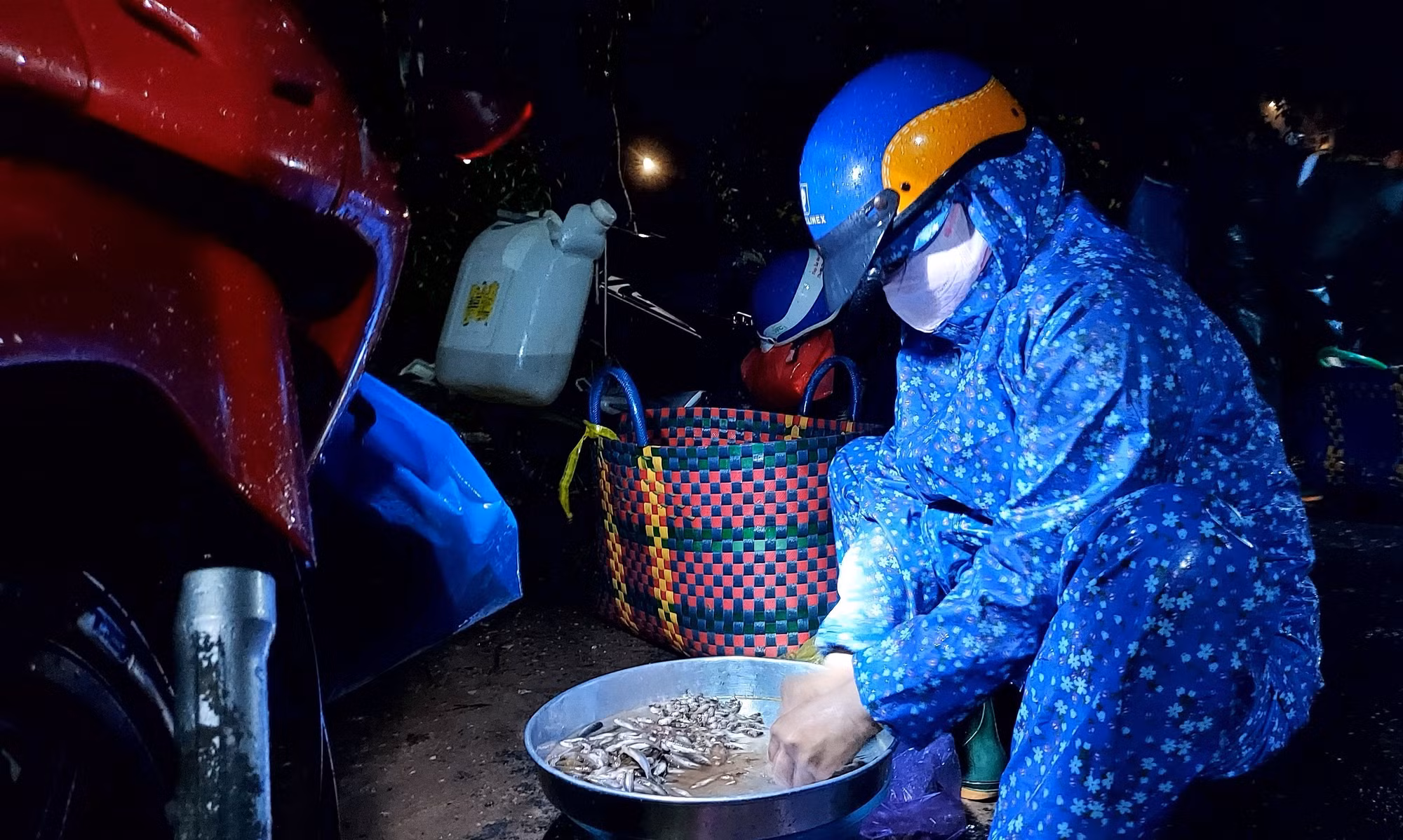 Cảnh mua bán cá đồng ở "chợ ma" Tha La.