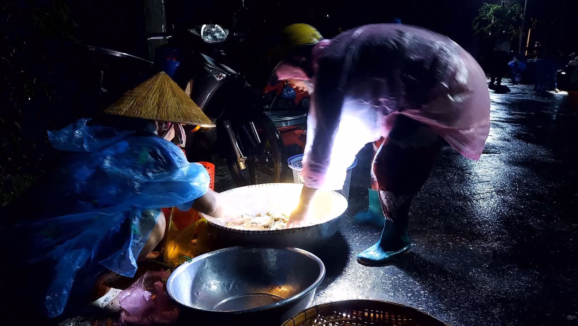 Ở "chợ ma" Tha La, mỗi người đều mang theo chiếc đèn pin để thuận lợi cho việc mua bán.