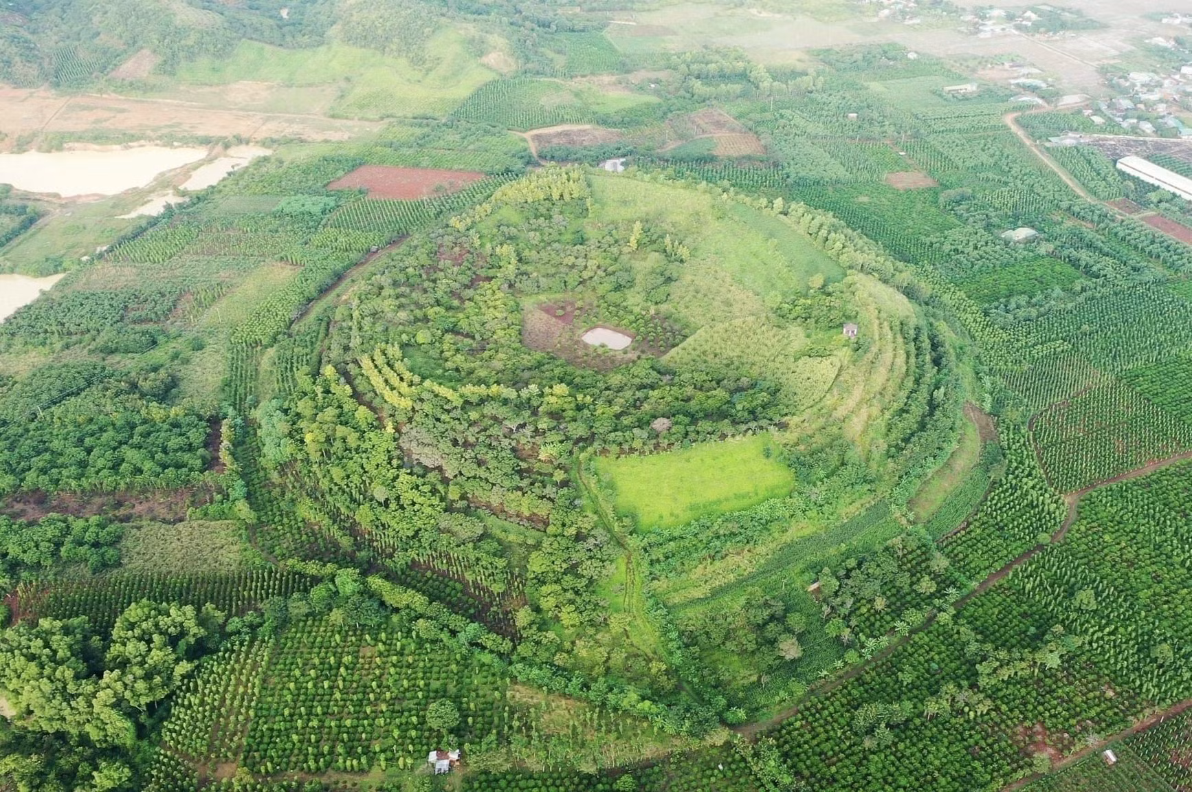 Miệng núi lửa là một trong những dạng địa hình đặc trưng trong vùng Công viên địa chất toàn cầu UNESCO Đắk Nông (tỉnh Lâm Đồng). Ảnh: TTXVN phát