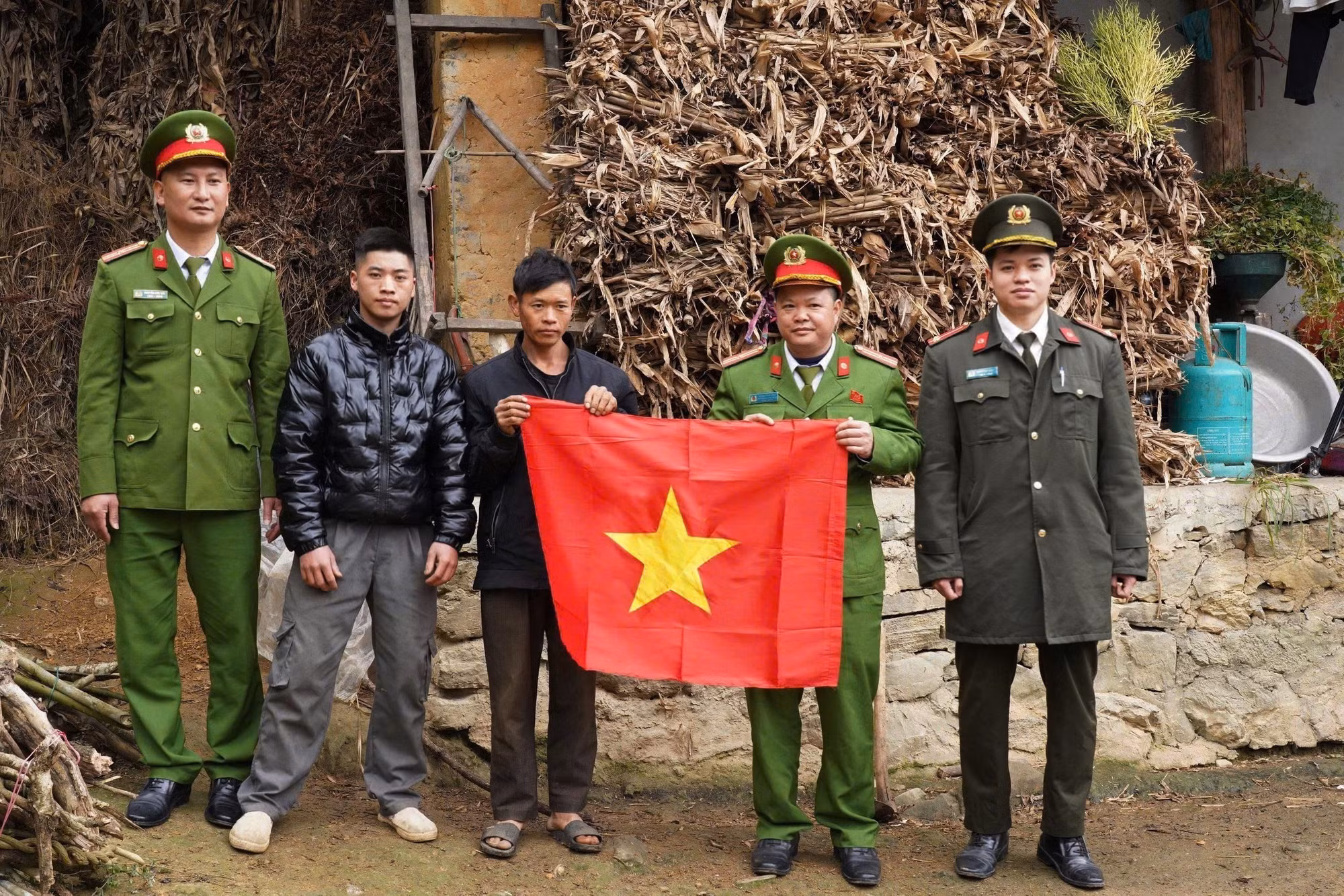 Cán bộ Công an xã Phố Bảng tuyên truyền, vận động nhân dân tham gia bầu cử đại biểu Quốc hội khóa XVI và đại biểu HĐND các cấp nhiệm kỳ 2026-2031. Ảnh: TTXVN phát