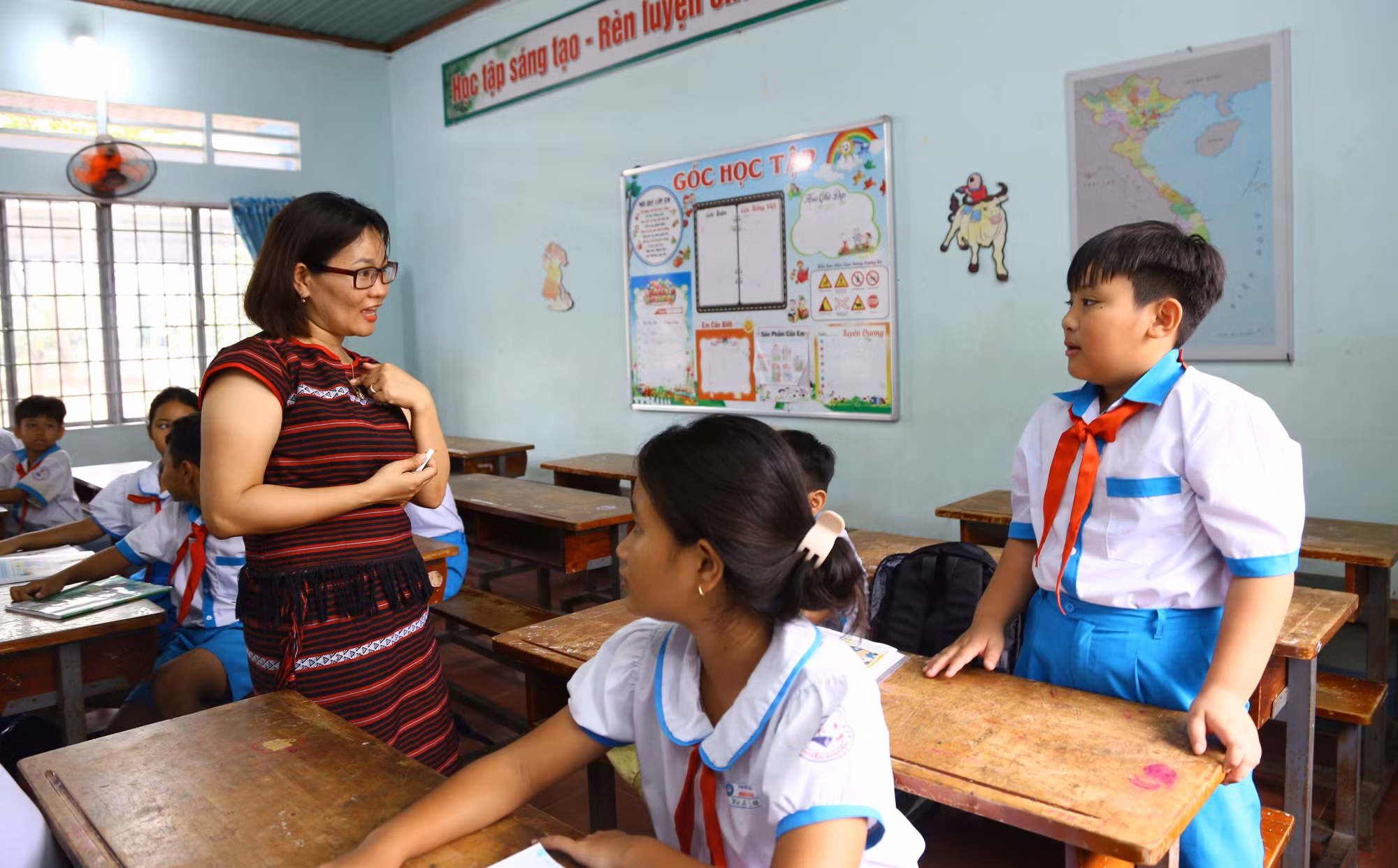 Cô Nguyễn Hồng Nữ luôn thay đổi phương pháp dạy giúp học sinh mạnh dạn giao tiếp và phát triển tiếng Anh.