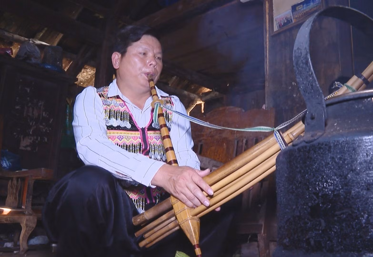 Nghệ nhân dân gian Hờ A Thào ở xã Bản Công, huyện Trạm Tấu mở lớp dạy khèn Mông cho hàng chục thanh niên trong huyện Trạm Tấu.