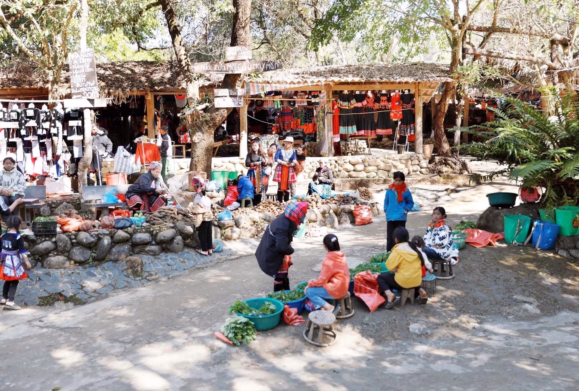 Chợ phiên Sin Suối Hồ, nét văn hóa đặc sắc của đồng bào Mông ở xã Sin Suối Hồ, tỉnh Lai Châu.