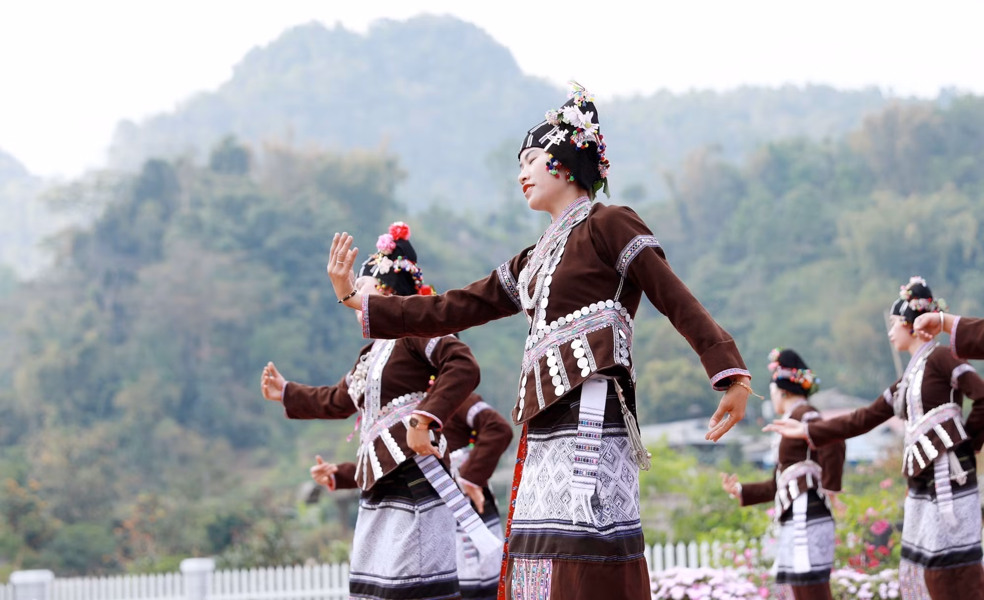 Trang phục truyền thống của đồng bào Lự ở Lai Châu.