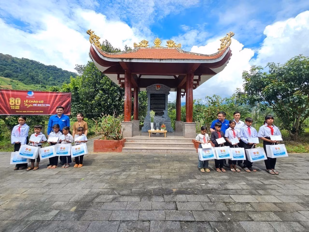 Tỉnh đoàn Gia Lai tặng nhiều suất quà cho học sinh khó khăn tại xã Krong.
