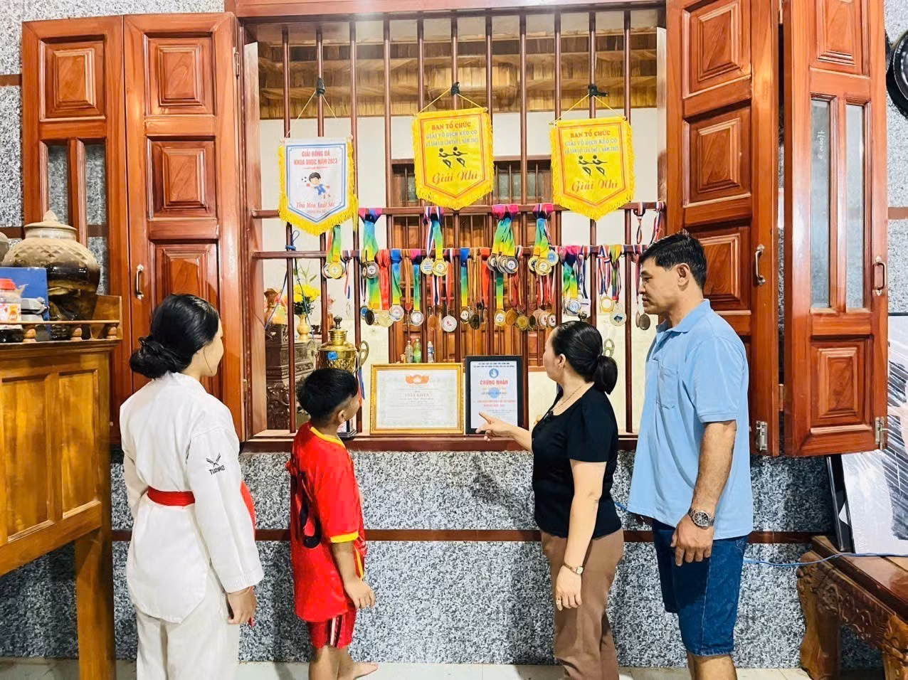 Vợ chồng anh Bùi Văn Miệt nhắc nhở các con cần giữ gìn môn thể thao truyền thống cảu dân tộc.