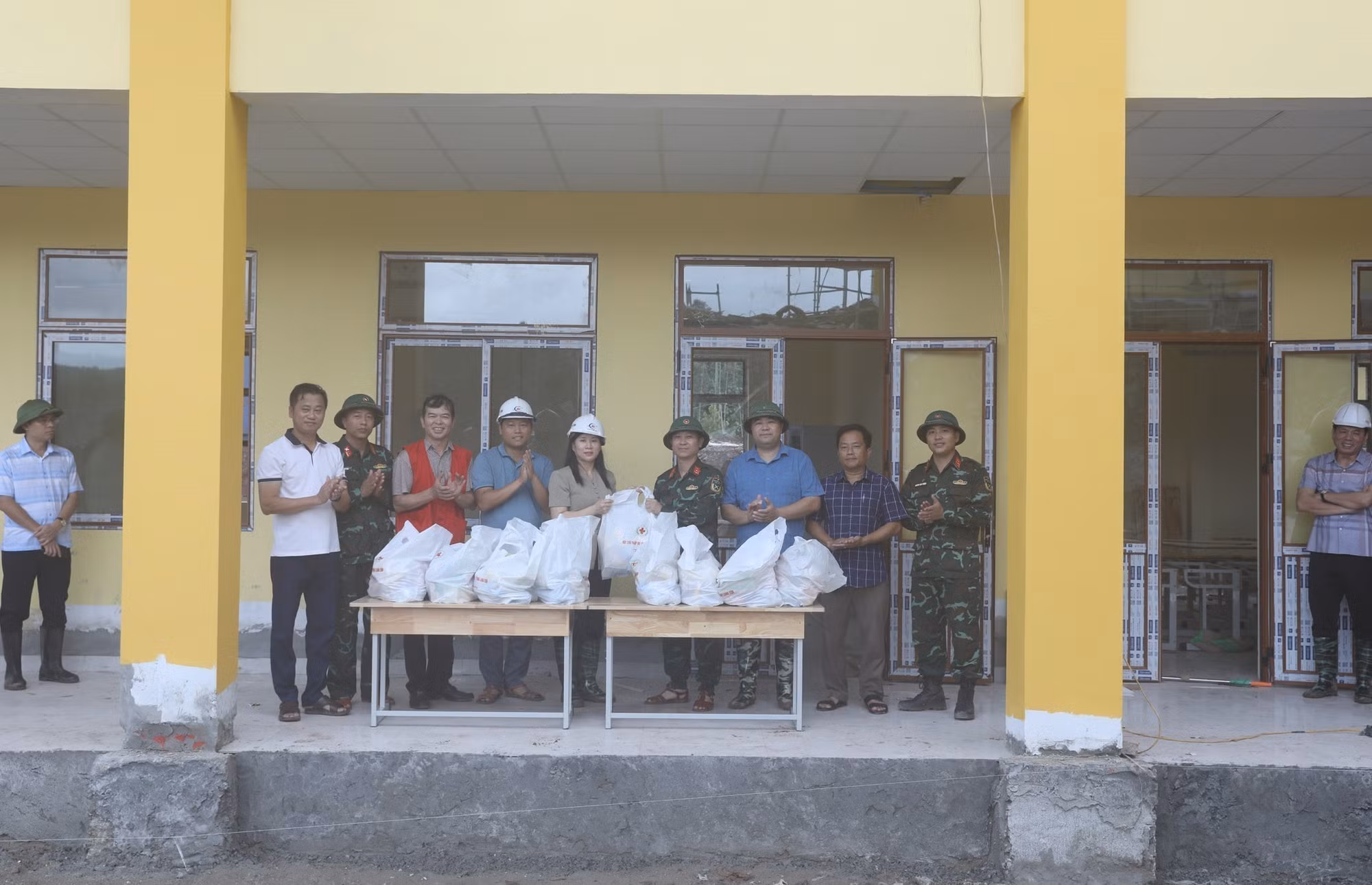 Đoàn công tác của tỉnh Lạng Sơn do Phó Chủ tịch UBND tỉnh Trần Thanh Nhàn làm Trưởng đoàn, trao quà hỗ trợ khẩn cấp cho các đơn vị đang khẩn trương thi công Dự án Trường Phổ thông nội trú liên cấp Tiểu học và THCS xã Kiên Mộc.