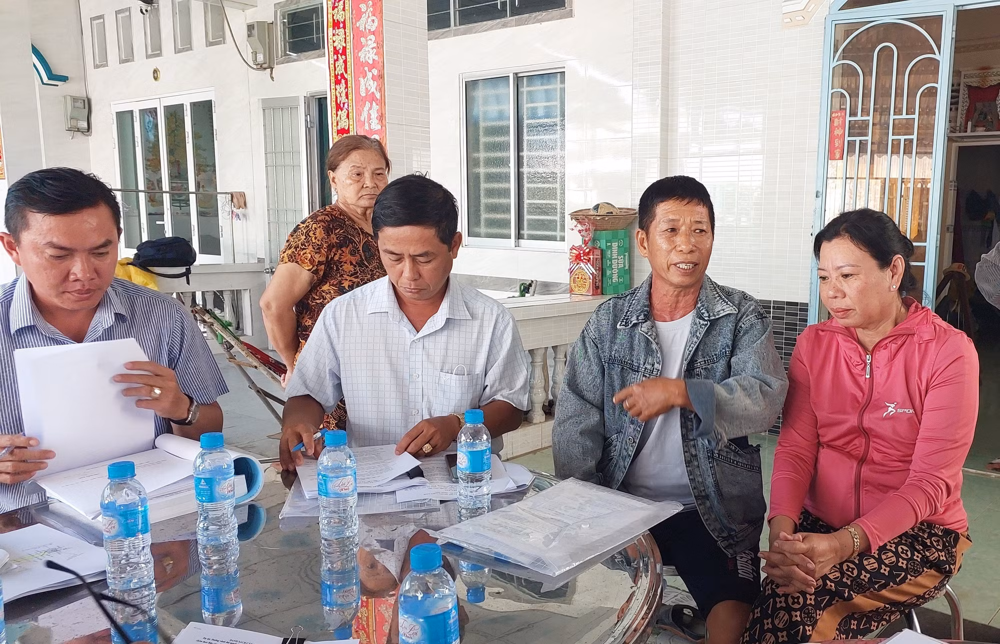 Việc lãnh đạo phường Vĩnh Trạch (tỉnh Cà Mau) đến nhà tiếp xúc công dân đã tạo không khí đối thoại cởi mở, đồng thời nâng cao hiệu quả cải cách hành chính.