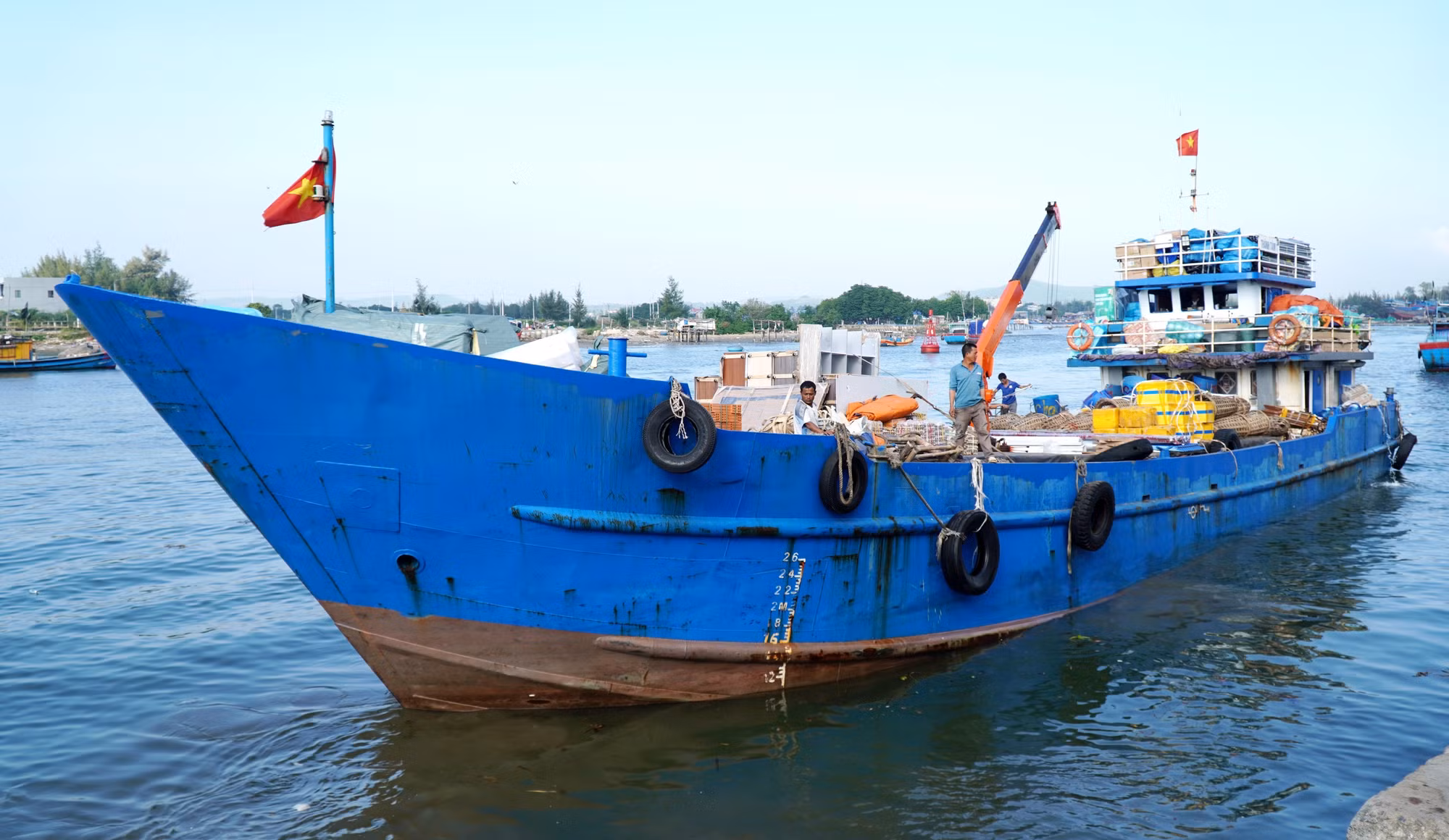 Tàu vận tải rời cảng Sa Kỳ chở hàng hóa ra đặc khu Lý Sơn phục vụ thị trường Tết.