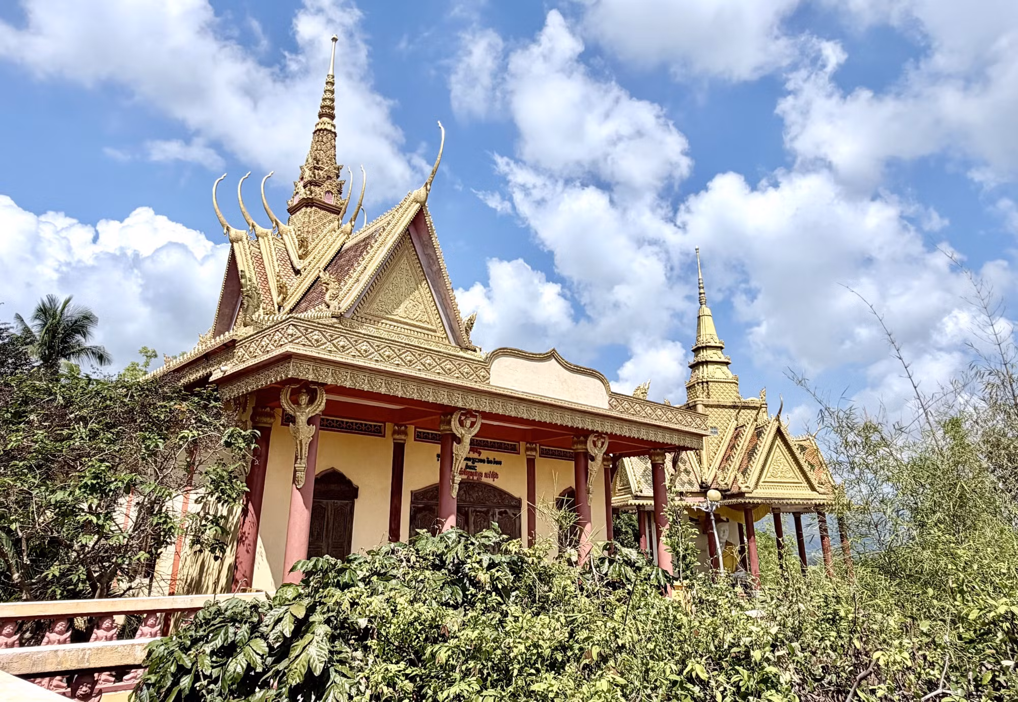 Mái chùa cong vút với nhiều lớp chồng tầng, đặc trưng của kiến trúc chùa Khmer Nam Bộ.