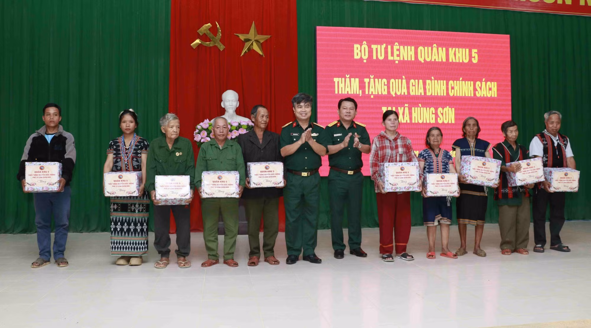 Lãnh đạo Cục Hậu cần - Kỹ thuật Quân khu 5 và Đoàn Kinh tế - Quốc phòng 207 tặng quà cho các hộ gia đình chính sách, người có công với cách mạng xã Hùng Sơn. Ảnh: TTXVN phát