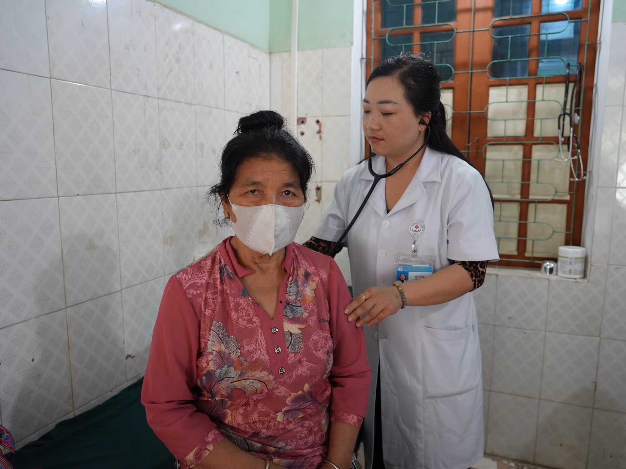 Sau những đợt tăng cường tại tuyến đầu hay những ca trực dày đặc, phần thưởng lớn nhất đối với chị Hờ Y Chùa là sự tin tưởng và quý mến của bà con.