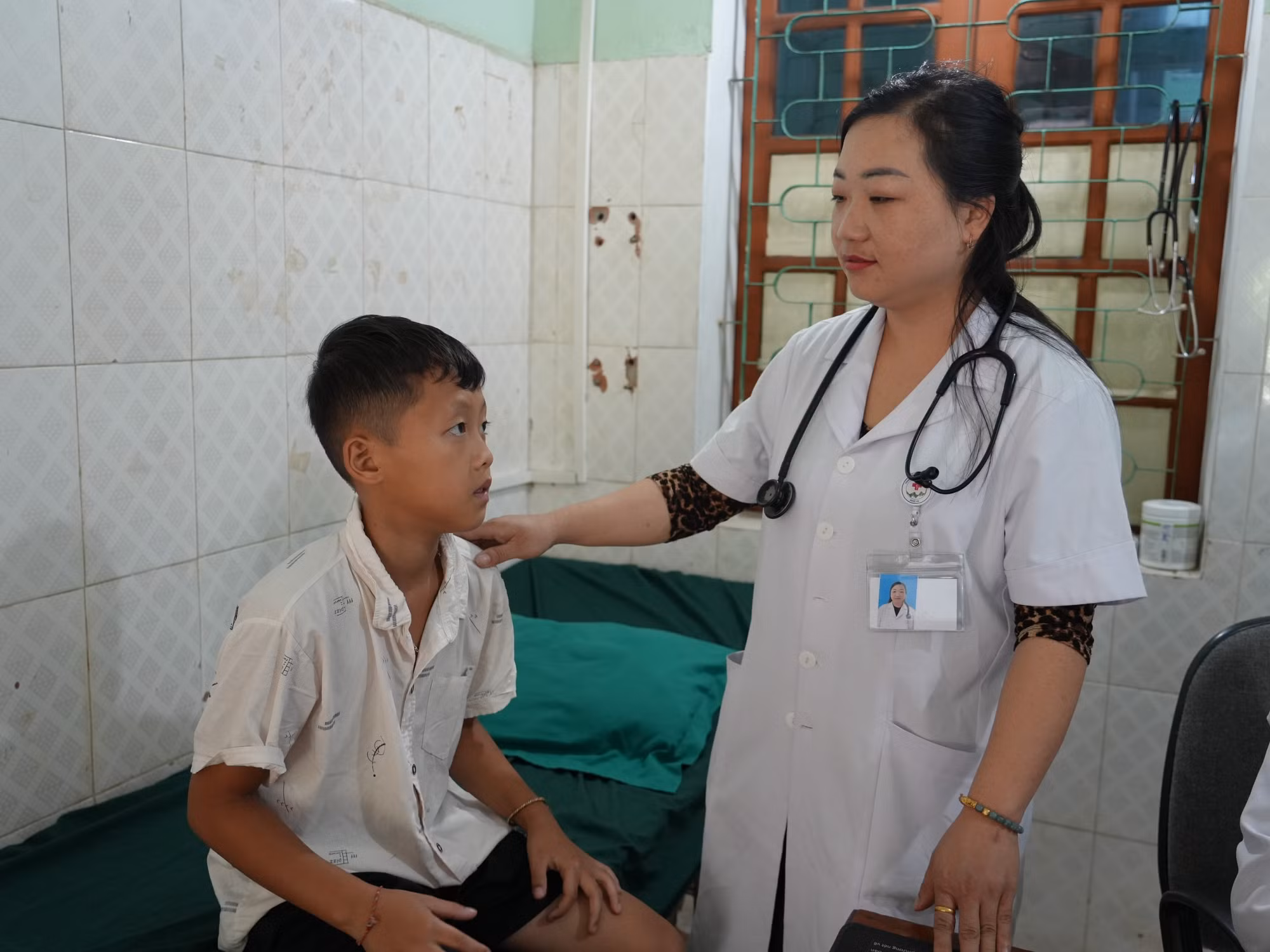 Với chuyên môn vững vàng, tác phong chuyên nghiệp và sự điềm đạm, bác sĩ Hờ Y Chùa lại thầm lặng cống hiến tại Khoa Khám bệnh, Trung tâm Y tế Kỳ Sơn, trở thành điểm tựa tin cậy của bà con dân tộc thiểu số nơi đây.